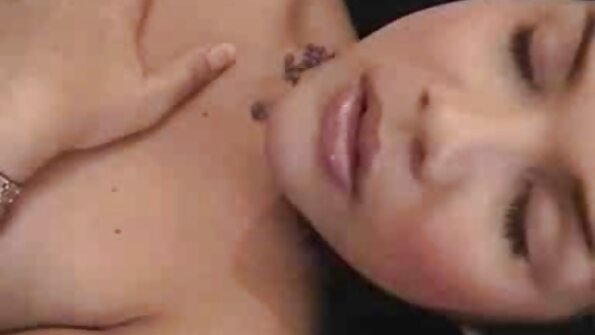 Pornstar și fiica vitregă știu că un grup în trei cu paznic este inevitabil