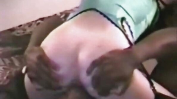 Adolescent roșcat cu fundul de piersici ia o arătură anală senzuală