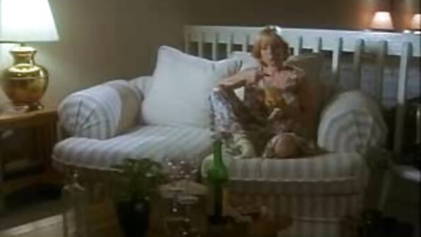 O blondă cu sânii mici și iubitul ei rupt pe canapea