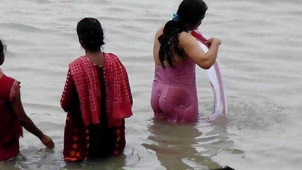 Două fete fierbinți sunt dispuse să împartă un penis gros
