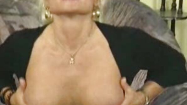 Fotograful se bucură de sexul fierbinte cu modelul Ebony cu sânii mari